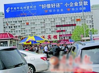 火車站站前停車場出口,每一輛開出的車都要嚴格檢查。
