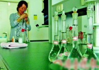 四瓶“珍珠”溶液樣本正在進行鉻含量檢測。