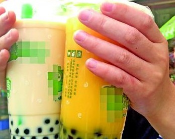 在某商店購買的兩份珍珠奶茶。