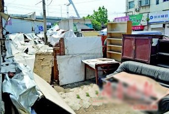 經(jīng)十路和民族大街交叉口附近的地方,堆積了不少?gòu)U舊物品。