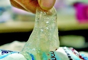 這支冰棍在常溫放置24小時(shí)后,變成了一攤膠狀物。