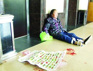 電梯里擠滿老人，猛地一顛，迅速墜落。