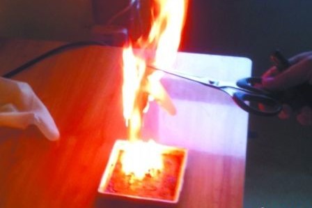 兩元錢的手套燃燒時(shí)煙絮大，燃燒后呈顆粒狀