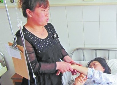 家人正在給初女士按摩，并不時(shí)開導(dǎo)她。
