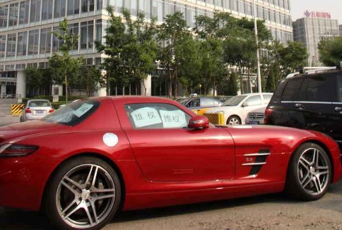 奔馳車3000公里即報(bào)廢 價(jià)值百萬(wàn)車主維權(quán)
