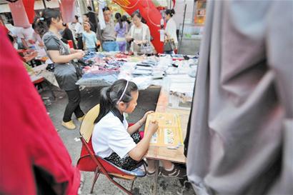 青島11歲女孩夜市擺攤掙學費