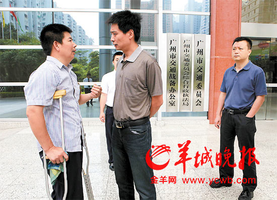 老王想到廣州市交委反映意見(jiàn)，工作人員攔著不讓進(jìn)