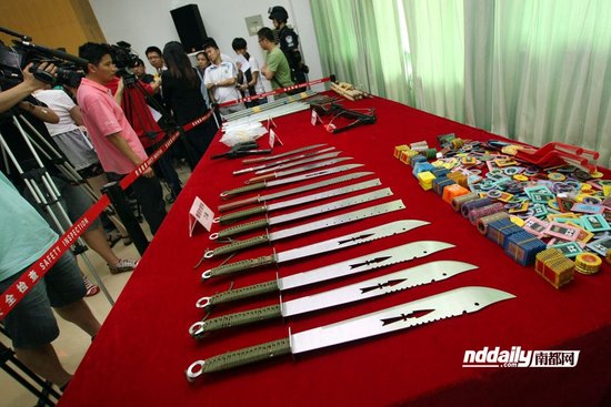 昨日，廣州警方展示繳獲的仿制槍支和毒品。