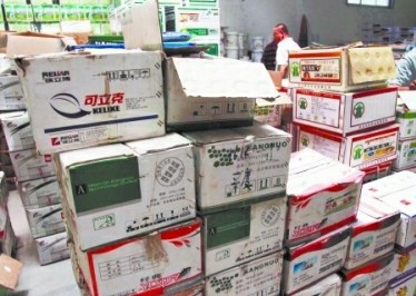 執(zhí)法人員統(tǒng)計(jì)過期農(nóng)藥。