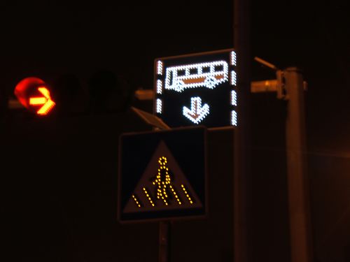 青島嘗試主動發(fā)光標(biāo)識 幫助司機(jī)夜間關(guān)掉遠(yuǎn)光燈