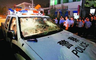 警車(chē)KTV樓下被砸 警車(chē)KTV樓下被砸