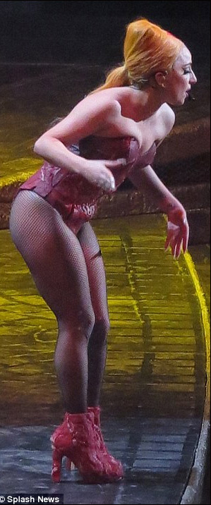 Lady Gaga胸部裝機關槍
