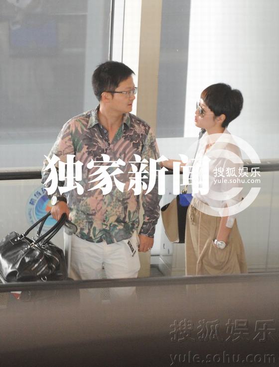 馬伊琍回京神秘男相伴左右 機(jī)場(chǎng)熱聊開豪車回家