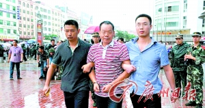 胡某星（中）被抓捕歸案。