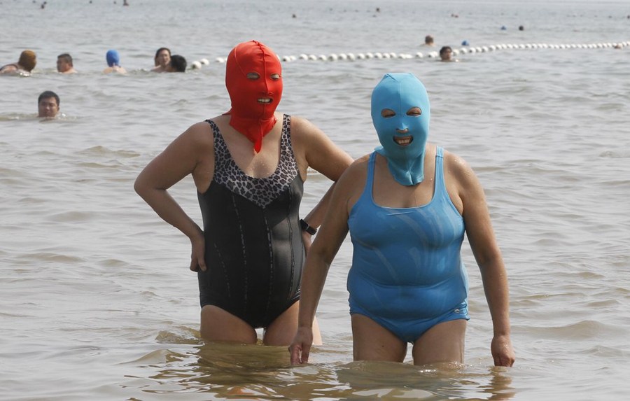 7月6日，山東青島第一海水浴場，女士們戴著尼龍面罩在海水浴場游泳。