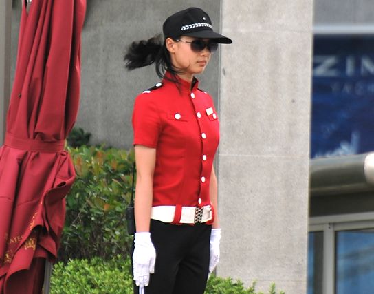 青島豪宅興起美女保安 驚艷秒殺各種車(chē)模