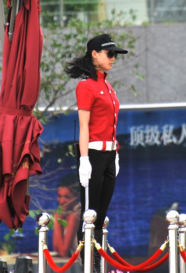 青島豪宅興起美女保安 驚艷秒殺各種車(chē)模