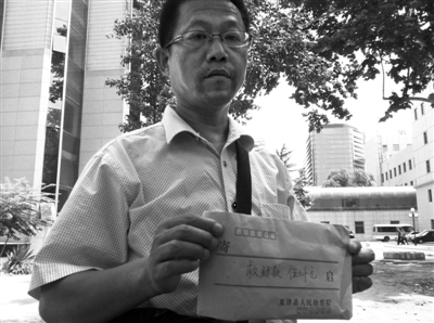 小傳旺舅爺拿到當?shù)貦z察院5000元捐款。此前，小傳旺被人用充氣泵從肛門充氣造成重傷，進京治療。新京報記者 李寧 攝