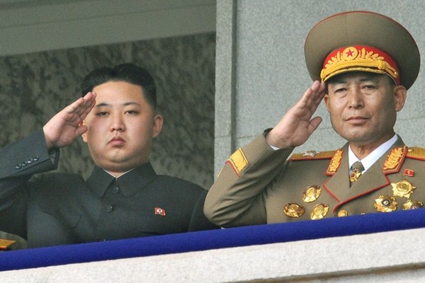 朝鮮人民軍總參謀長李英浩15日被免去一切職務(wù)。圖為金正恩左與李英浩合影的資料圖片。