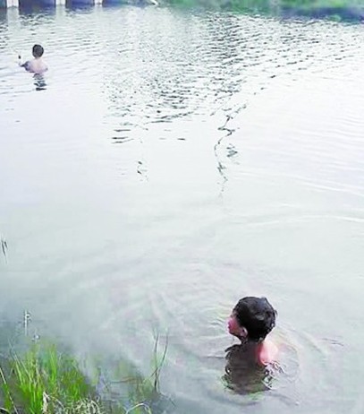 青島16歲男孩水塘溺亡 堂哥無(wú)意間拍整個(gè)過程