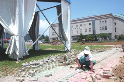 青島世紀(jì)廣場啤酒城鋪荷蘭磚防游客燥熱 道路硬化月底完工