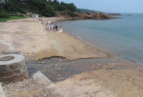 八大關(guān)景區(qū)海面臭跑游人 原是一隔油池出問(wèn)題