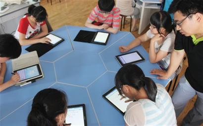 青島19中上課寫(xiě)作業(yè)全用平板電腦 政府買單