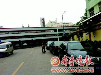 青島3大停車(chē)樓空蕩蕩 車(chē)主為逃5元停車(chē)費(fèi)寧停路邊