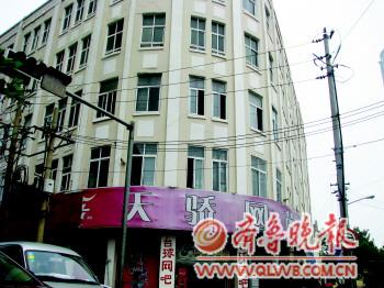 青島3大停車(chē)樓空蕩蕩 車(chē)主為逃5元停車(chē)費(fèi)寧停路邊