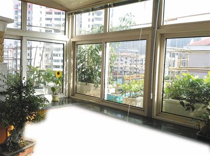青島市民家中種開心農(nóng)場(chǎng) 有陽(yáng)光處即有菜似世外桃源