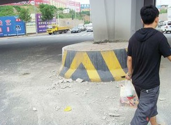 青島市民張先生昨天上午駕車行駛到長(zhǎng)沙路立交橋下時(shí)，兩塊長(zhǎng)5米、寬1米的水泥石板竟從立交橋上飛下