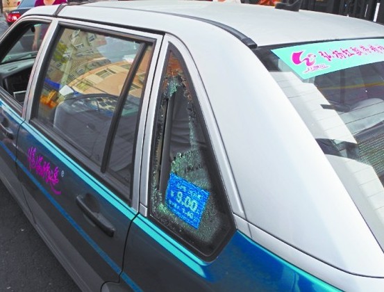 老人被撞不愿上救護(hù)車 肇事司機苦求愿負(fù)全責(zé)