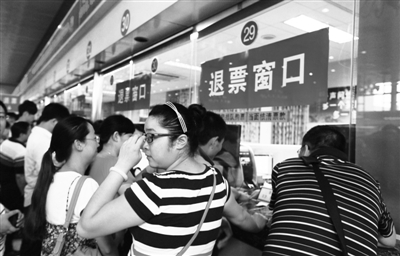 昨日，北京火車站售票大廳，很多旅客退票。 實習生 王飛 攝