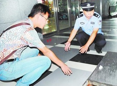 地一城商場(chǎng)下水道無井蓋 小伙踩空入胸口擦傷