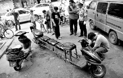 90后車(chē)主將摩托改裝長(zhǎng)4米 路人戲稱是火車(chē)