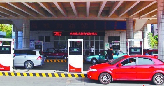 南京路一民營加油站油價有優(yōu)惠，不少車輛正在加油。