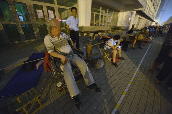 北京兩限房業(yè)主徹夜排隊(duì)搶車(chē)位 坐輪椅老人也上陣
