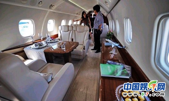 成龍開私人飛機(jī)赴演唱會(huì) 漂亮空姐親自選出