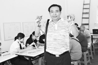余家頭股民陳善武領(lǐng)取新房鑰匙。萬(wàn)強(qiáng)攝