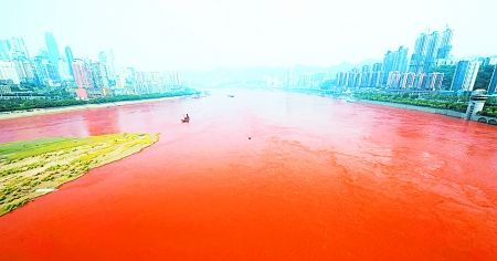昨日,長(zhǎng)江水呈現(xiàn)出比較明顯的紅色。