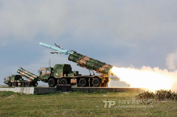 資料圖：南海艦隊某機動岸導團正在某合同對海攻擊演練中實射導彈。