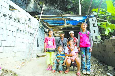 村民無(wú)錢修房住山洞22年 政府出資相助