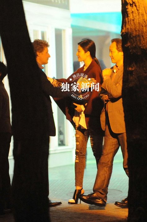劉亦菲與干爹陳金飛關(guān)系親密:摟腰過(guò)街同試衣
