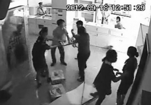 曝公務(wù)員毆打移動(dòng)女營(yíng)業(yè)員 官方否認(rèn)