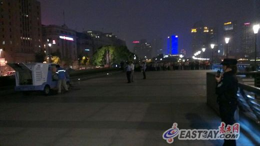 警方第一時間趕赴現(xiàn)場后，迅速拉起警戒線進行勘查