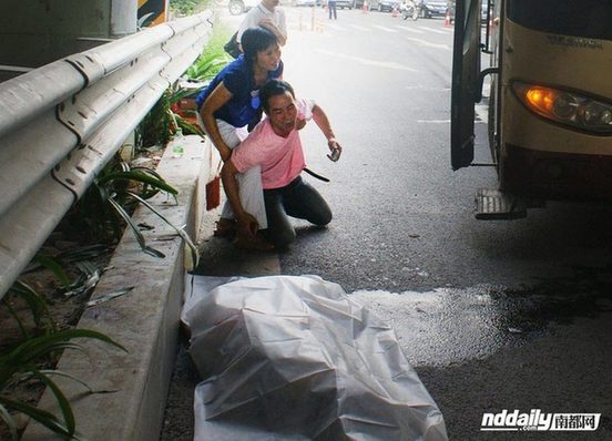 大巴高速路口違規(guī)上下客 撞死等車(chē)少女