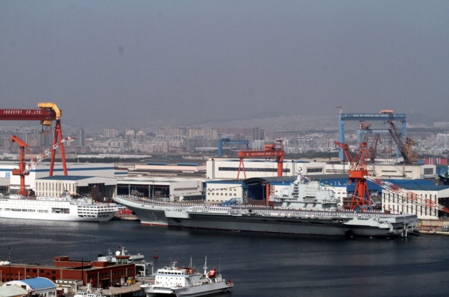 中國首艘航空母艦遼寧號(hào)正式交接入列