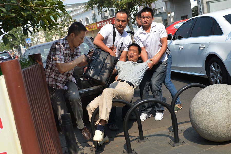 男子當街被綁架 記者拍照迫使綁匪放人