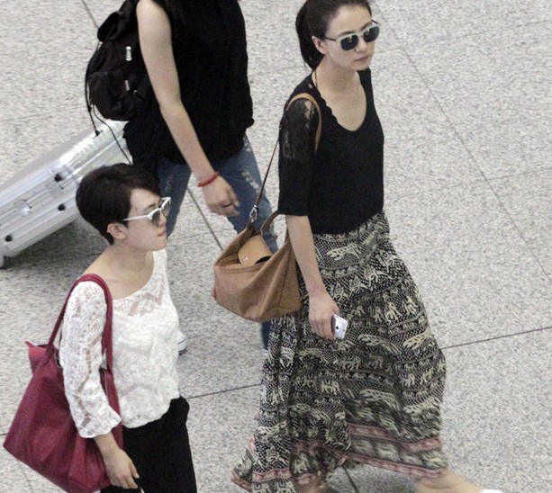 高圓圓女人味足為趙又廷改風格 素顏現(xiàn)身玩微信