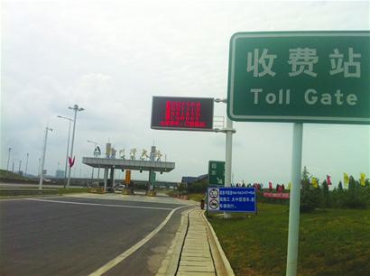 大橋上停車(chē)觀光車(chē)牌號(hào)現(xiàn)場(chǎng)曝光